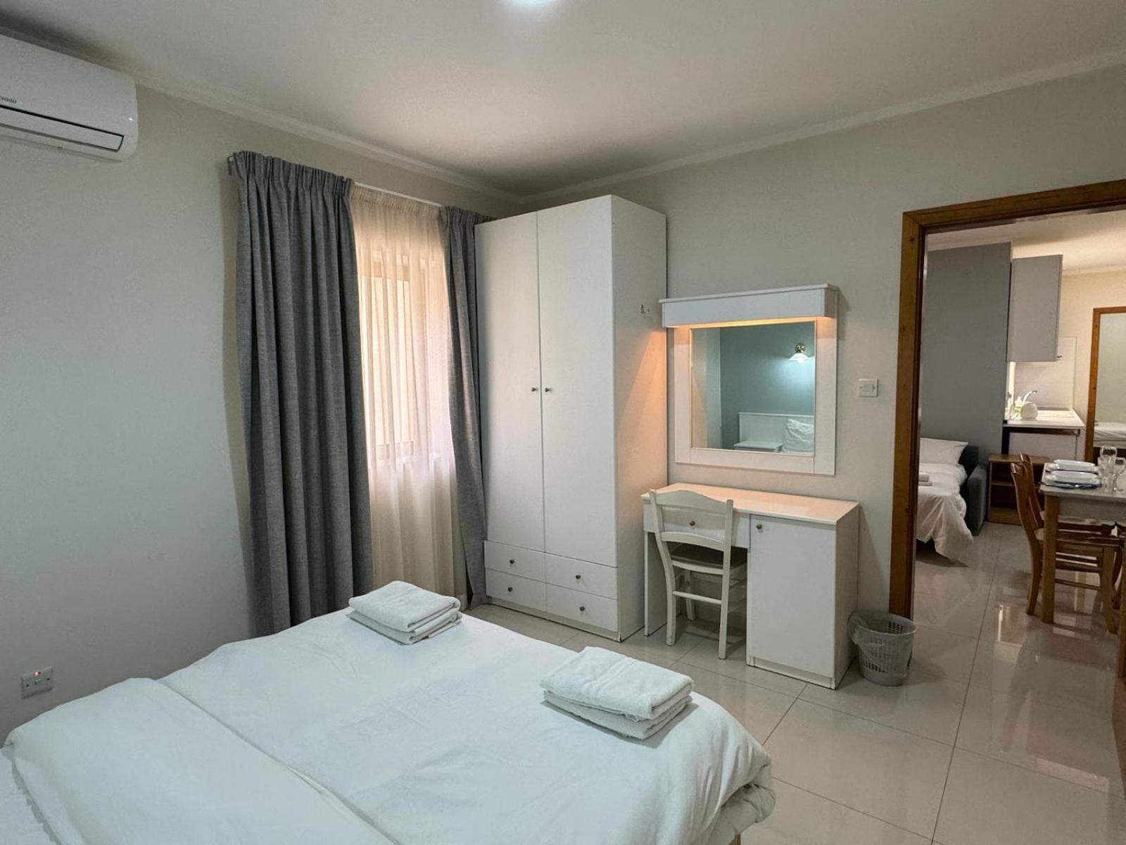 The Triton Apart otel St. Paul's Bay Dış mekan fotoğraf